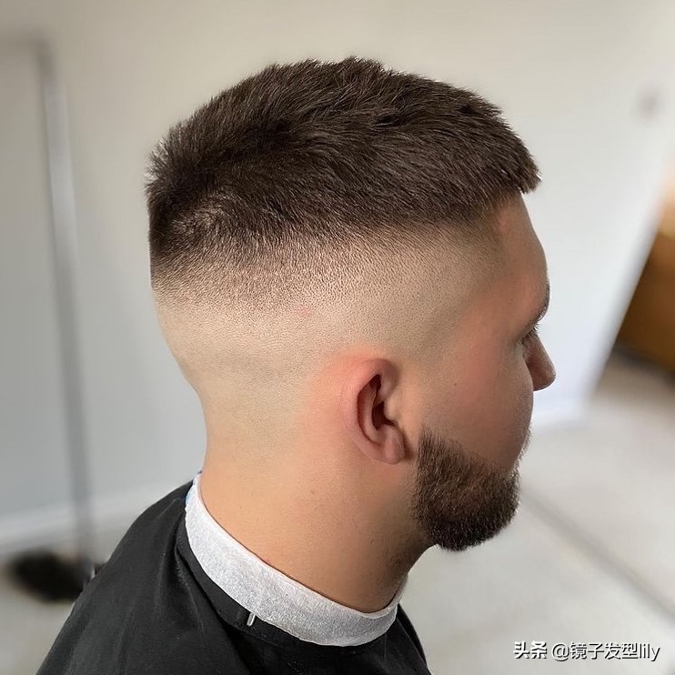 最新款流行剪头男发,男发这样剪时尚显年轻很有造型感