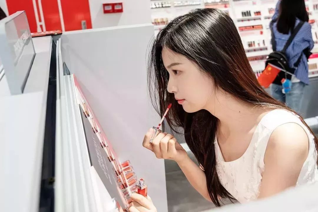 店播+快时尚+网红场景=业绩20万/店/天“调色师”这么玩不火才怪