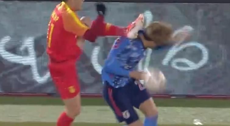 国足0:2乌兹别克斯姜至鹏,国足飞踢日本姜至鹏图片