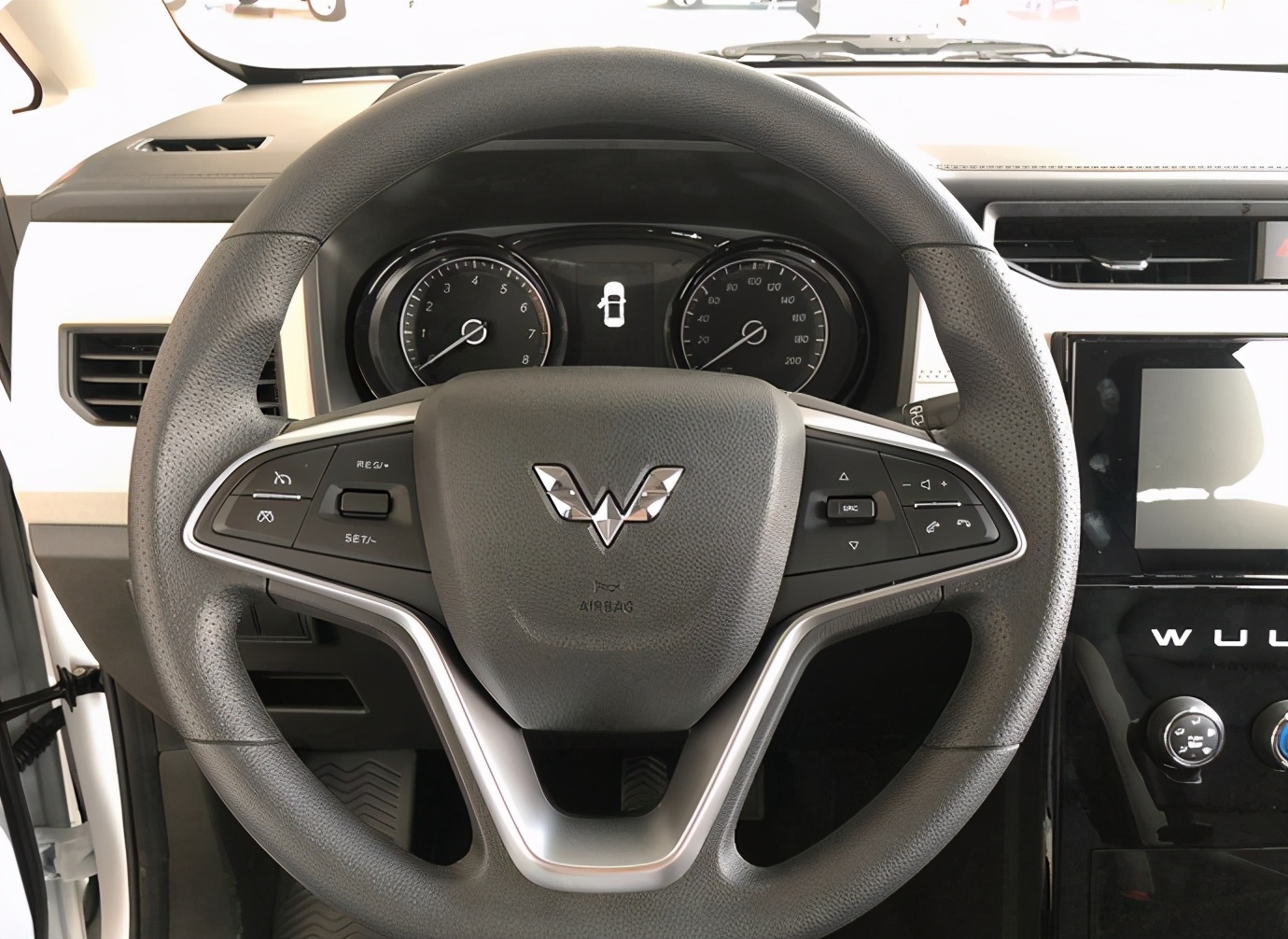 7万多的五菱宏光,七座的最新款高配宏光