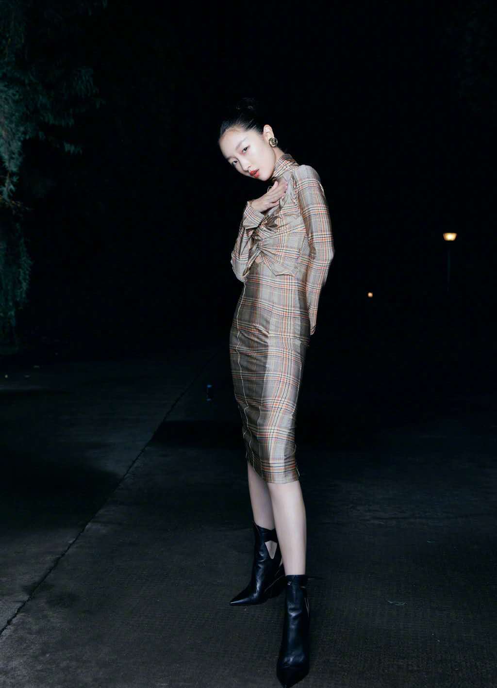 周冬雨穿衣搭配显高又减龄,平胸穿不好看的裙子