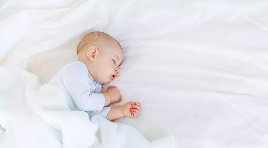 孩子半夜哭说梦话是不是吓到了,小孩子夜里说梦话哭是怎么回事