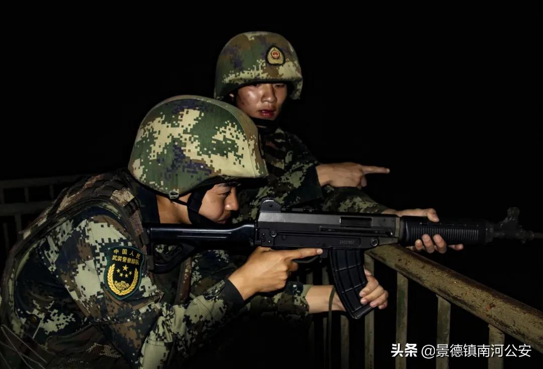 又快又准！夜间实弹射击训练，*弹子**呼啸直指靶心