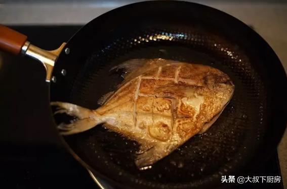 香煎鲳鱼的家常做法大全集,干煎香辣小银鲳鱼正宗做法