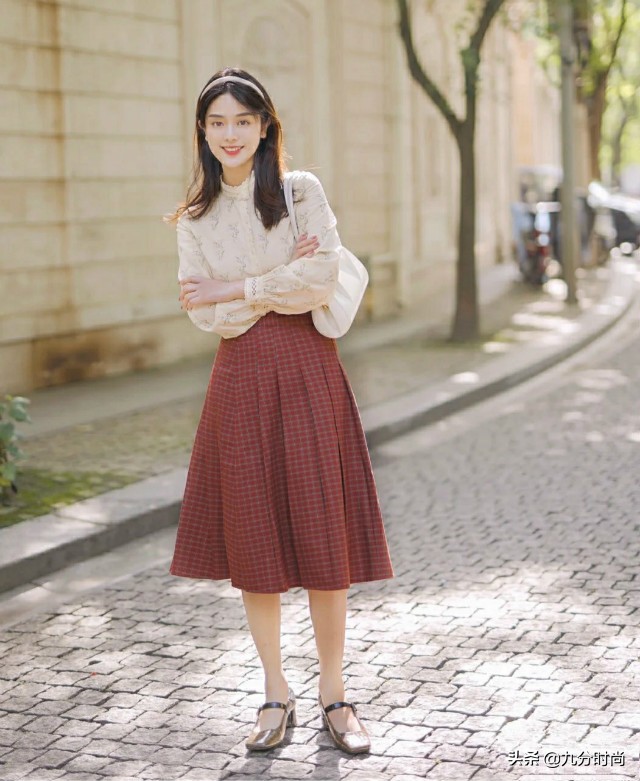 入春第一双鞋不知道怎么选？一双“平头鞋”就足够，时髦整个春天