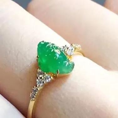 翡翠金蟾寓意,翡翠金蟾的寓意和象征