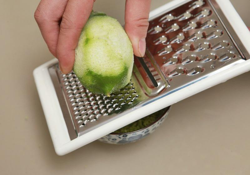 柠檬汁无需榨汁机,怎样使用榨汁机榨取柠檬汁