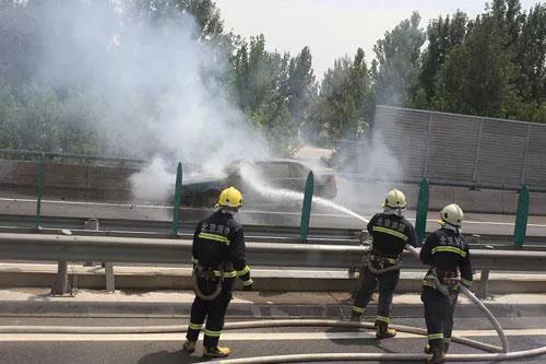 在高速路上遇紧急情况怎么避险,在高速上遇到紧急情况怎么避险