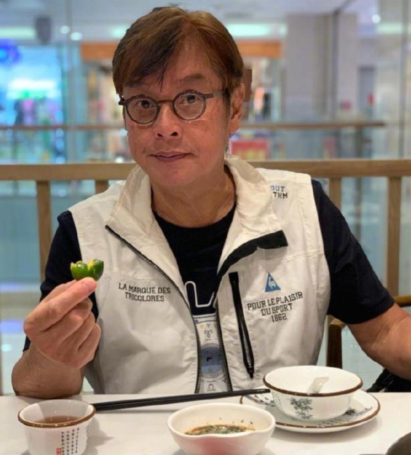 70岁谭咏麟深圳踢球,谭咏麟年轻时踢球视频