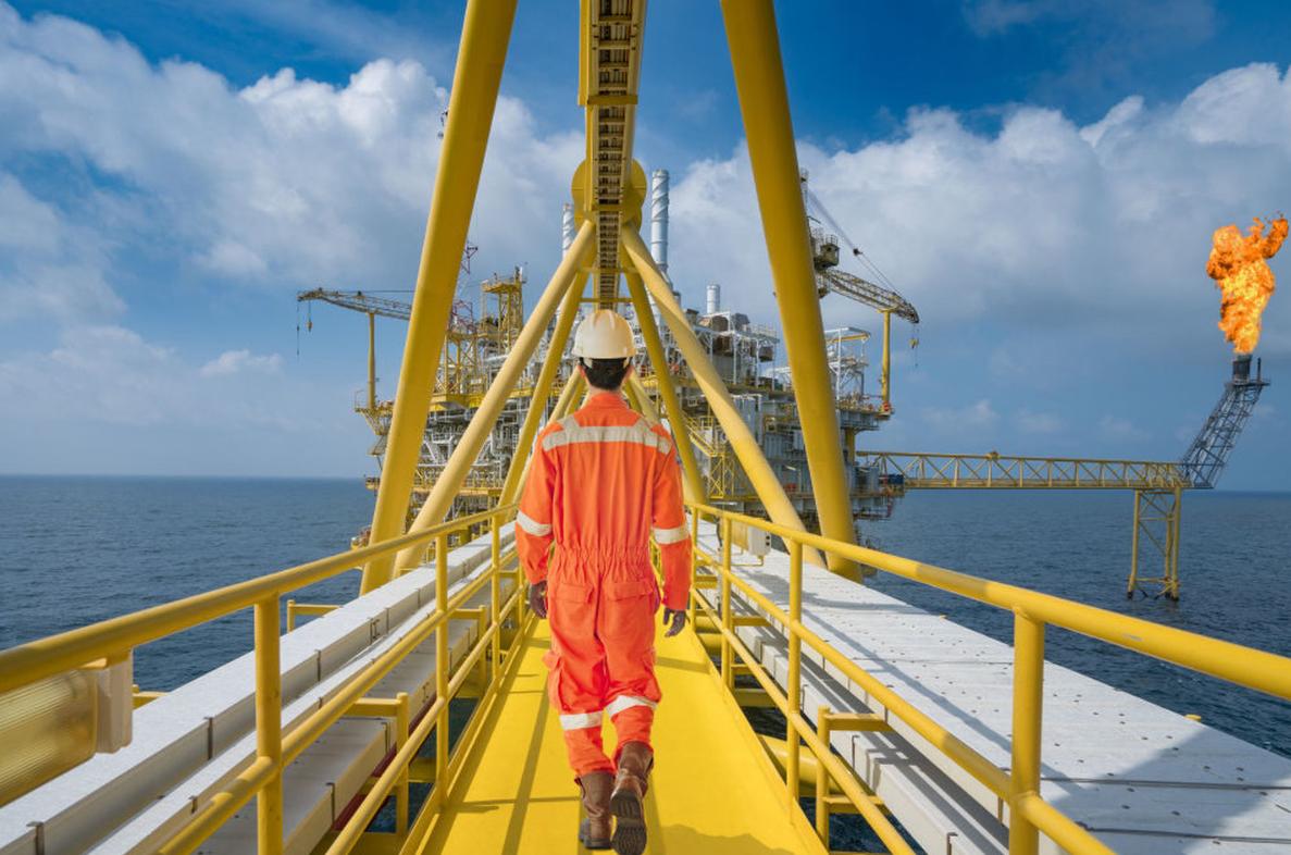 石油钻井最深多少米,开采石油的机器叫什么