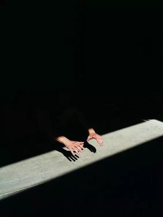 手机也能拍出黑背景，在家就能拍出摄影棚的感觉