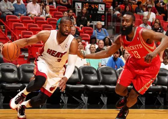 篮球控球后卫应该在场上干什么,打篮球时前锋中锋后卫都是指什么