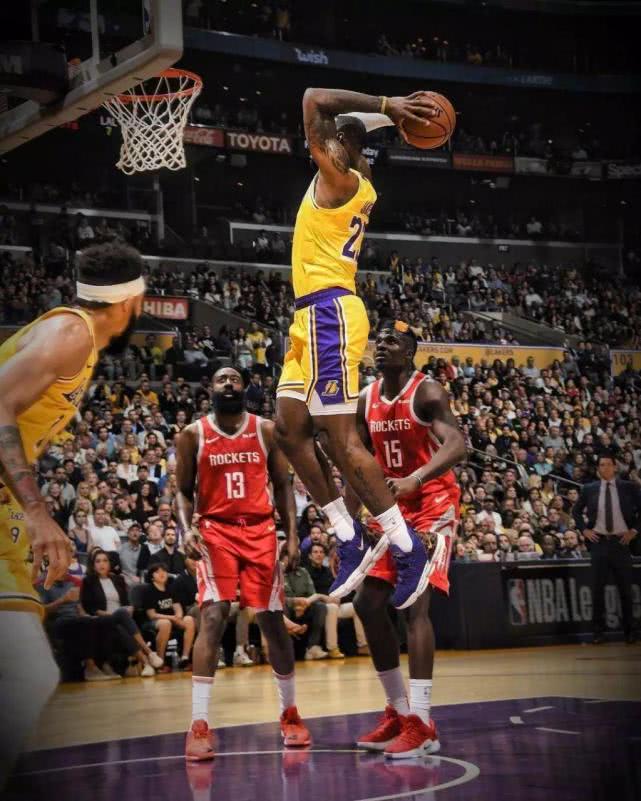 詹姆斯换回23号球衣致敬拉塞尔,詹皇转身打板三分加时胜奇才