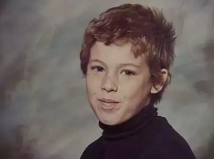 6岁“出柜”,40岁在家中自缢,这个时尚鬼才到底经历了什么?