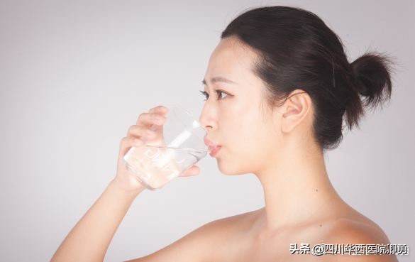 隆鼻手术一年后打喷嚏,做完隆鼻容易打喷嚏是什么原因