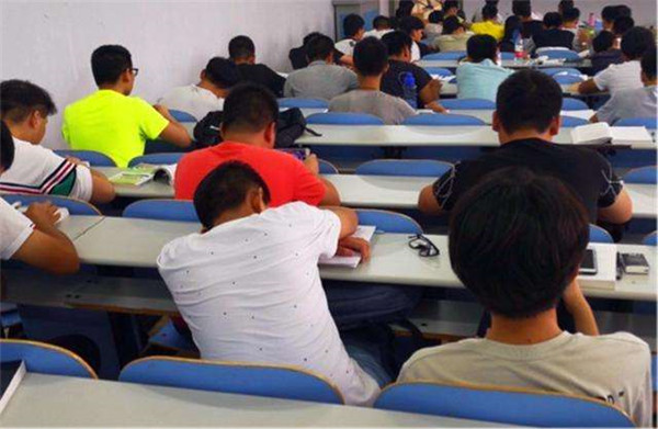 青春期的男孩容易做这4件事，如果没做会很省心，有学霸潜力