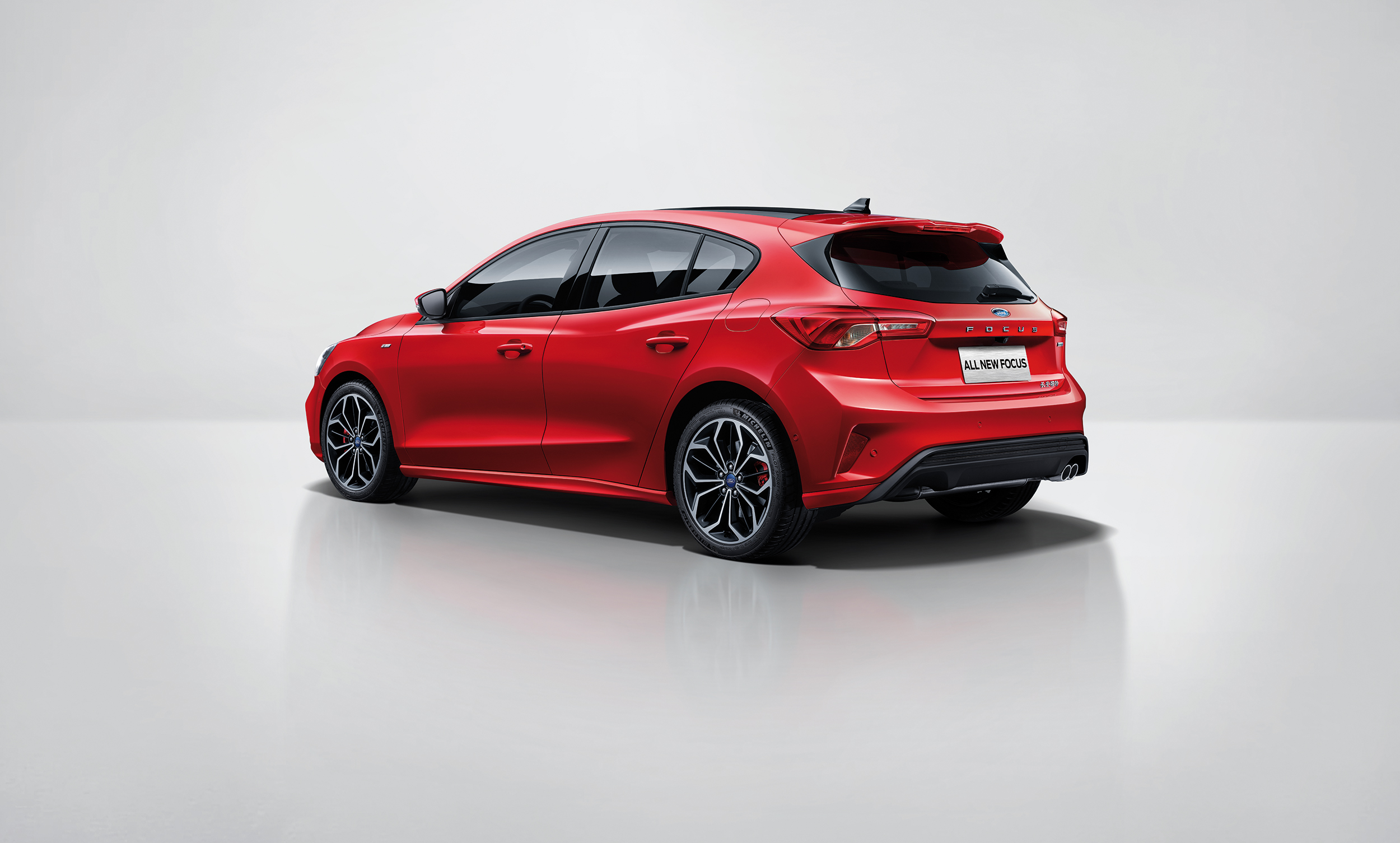 两厢车驾驶感受和三厢有区别吗,两厢车和三厢车差别在哪