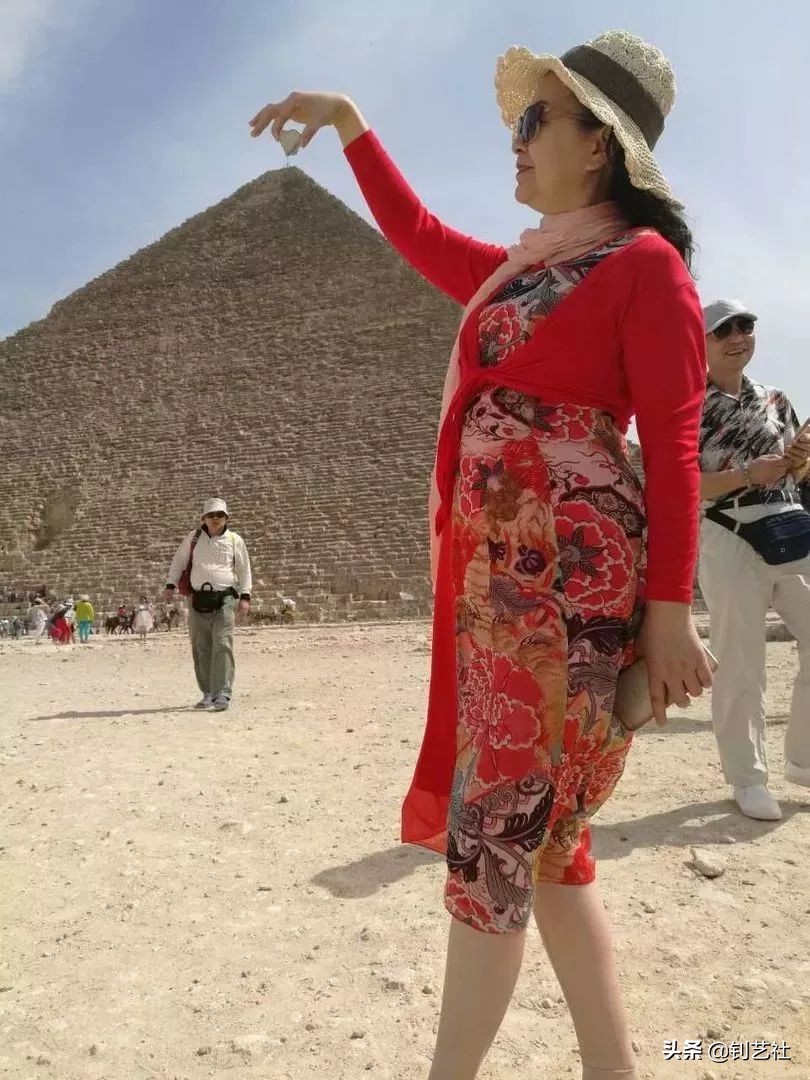 大妈旅游拍照姿势大全高级感,中国大妈旅游团拍照