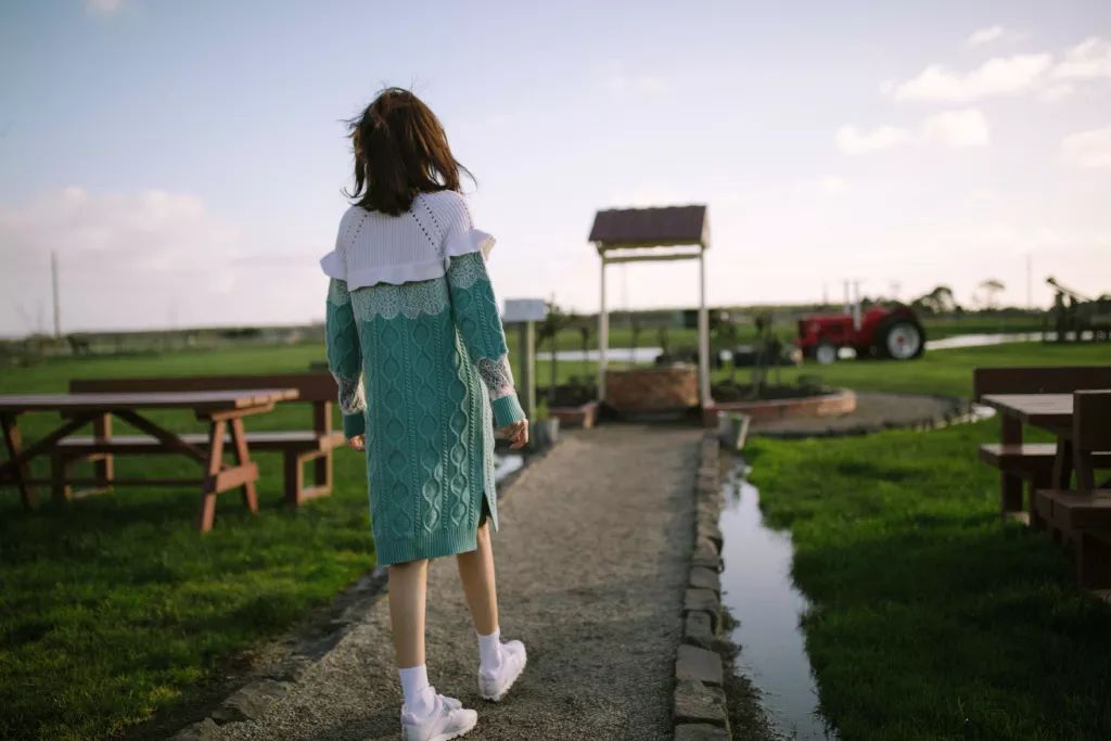 陈乔恩穿蓝色毛衣抹胸裙,41岁陈乔恩穿白色裙