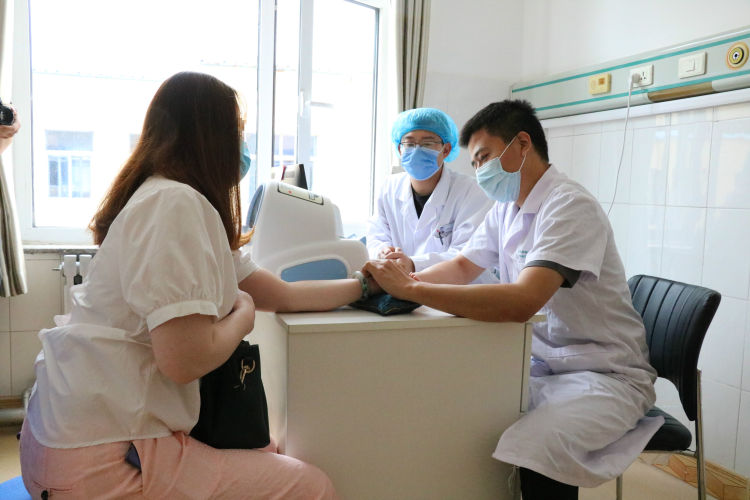 专家进即墨村镇，百名居民看上名医！提醒：专家每月来两次，需提前预约