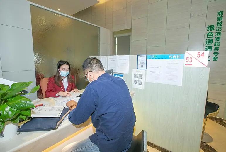 「12.2新闻速递」浸大学生会会长方仲贤被捕;《我和僵尸有个约会》重启;澳门11月*彩博**收入下挫七成