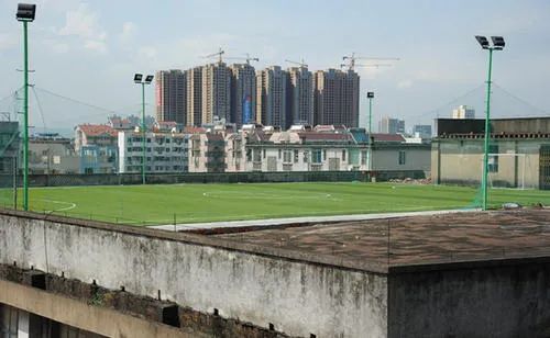 在楼顶上打球,楼顶踢球