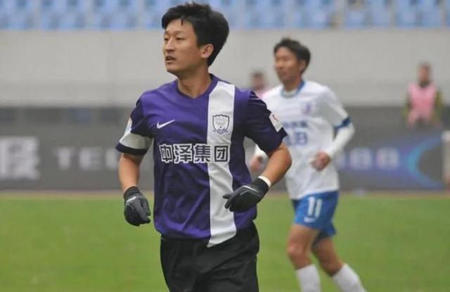 31岁中国足球“退出哥”，效力一家球队黄一家，被曝遭欠薪数百万