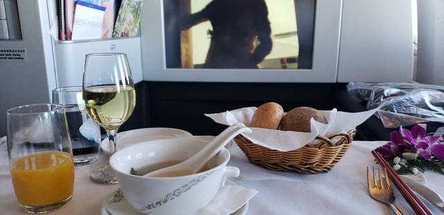 一杯敬故乡一杯敬远方下一句,一杯敬故乡一杯敬远方的歌名