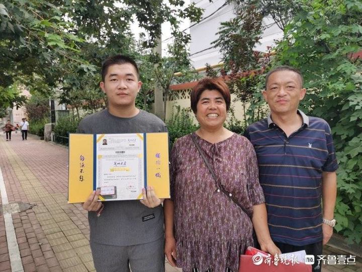 爸爸脑梗妈妈摆地摊,父亲脑梗女儿考上厦门大学