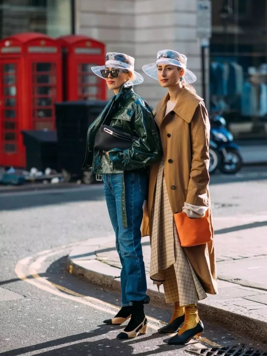 别再露脚踝了，又冷又out！今年流行露袜子，零难度时髦保暖绝招