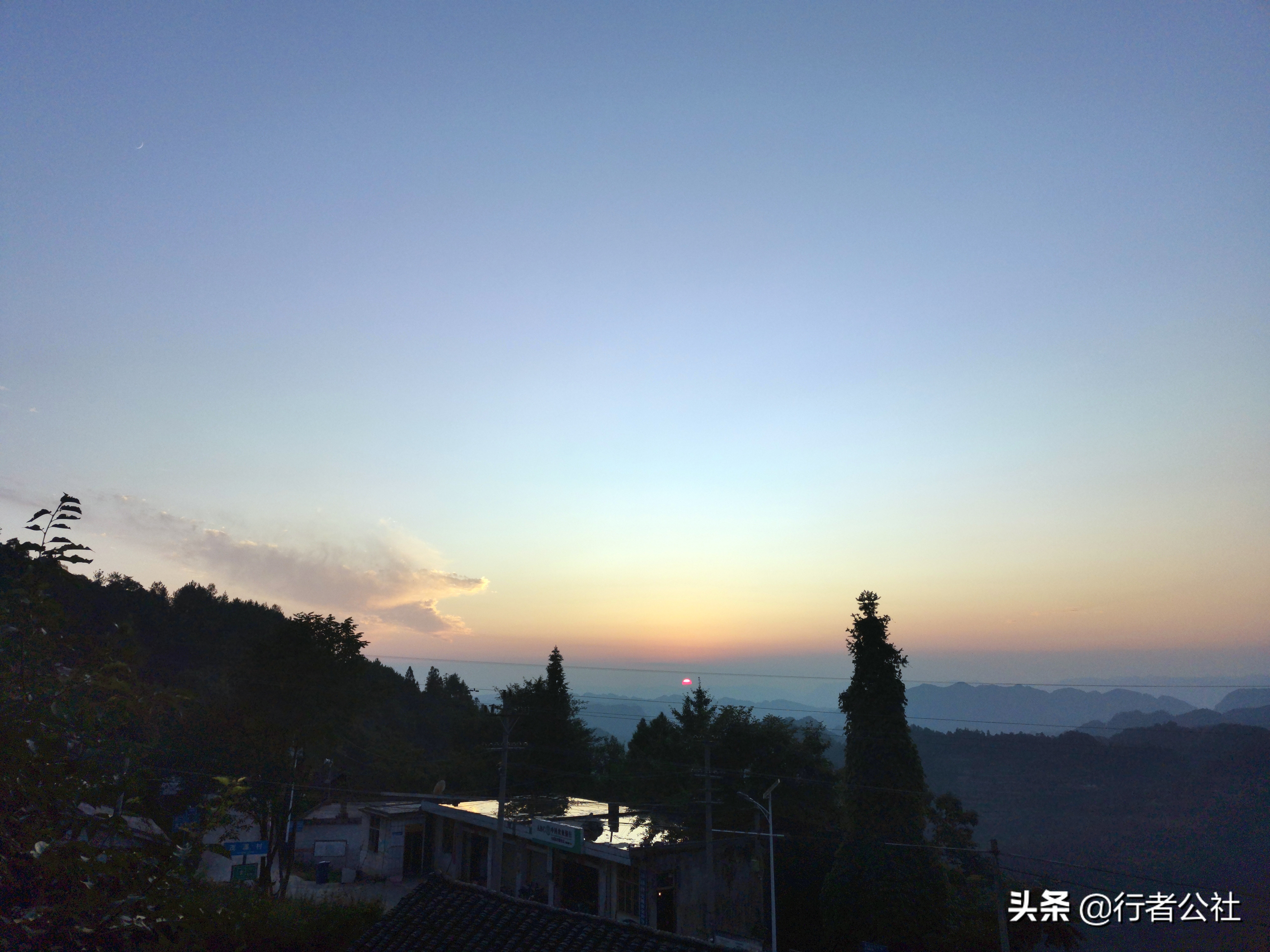 雨后青山云雾缭绕温度宜人,雨后青山云雾缭绕