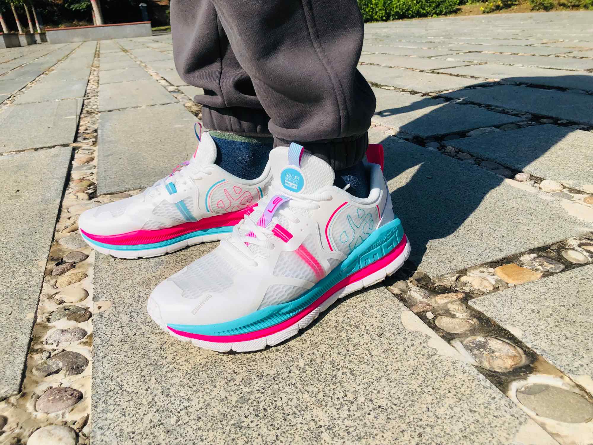 最适合中国人的跑鞋？亲测必迈老爹慢跑鞋，脚感完全不输大牌