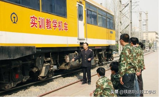 初中生报铁路有前途吗,女孩初中生报考铁路专业有前途吗