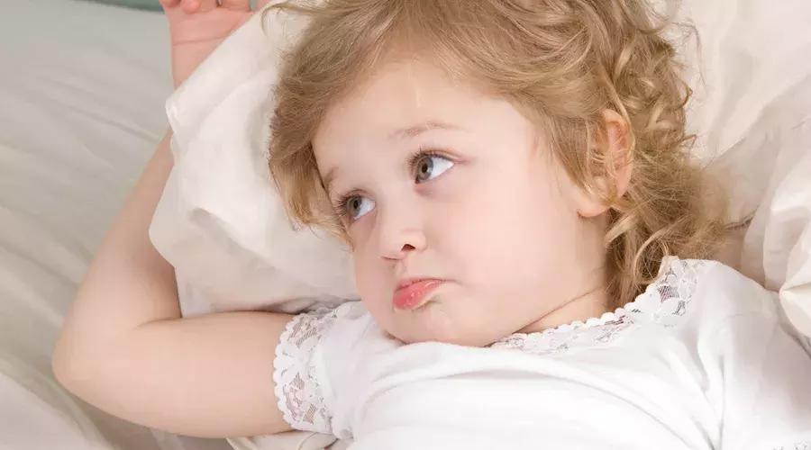 孩子半夜哭说梦话是不是吓到了,小孩子夜里说梦话哭是怎么回事