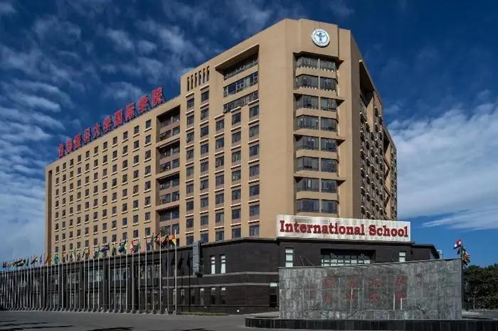 不是211也不是双一流，但这所医科大学是中国最好医科大学之一