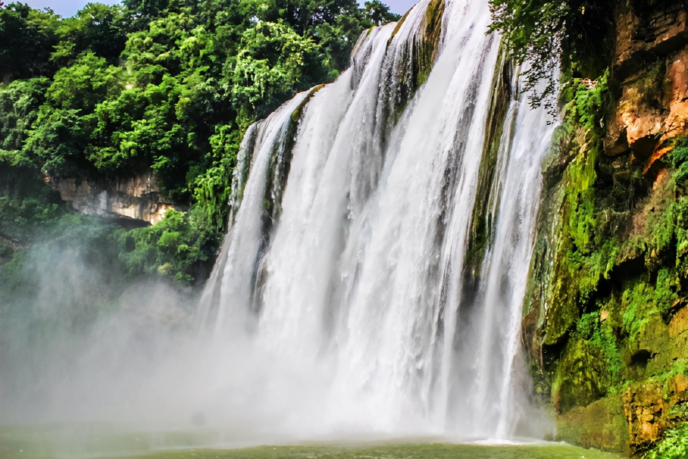 黄果树大瀑布，简直是疑是银河落九天的奇景，壮观而震撼