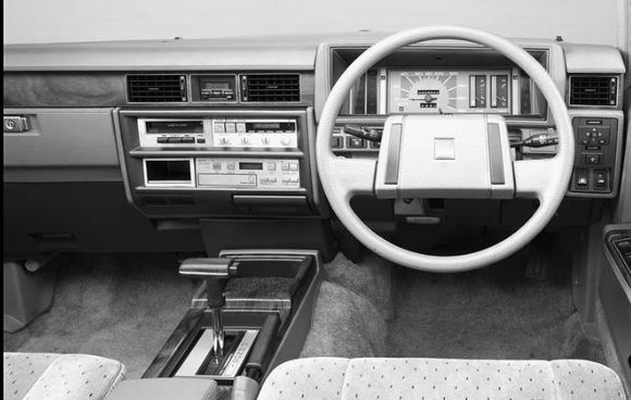 和皇冠齐名的车,与皇冠同级别的车