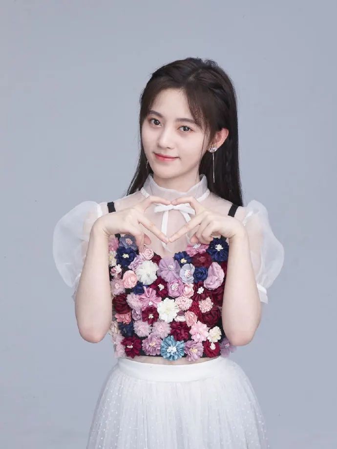 肤色暗沉的女生适合穿什么色彩,肤色偏黑女孩适合用什么色号口红