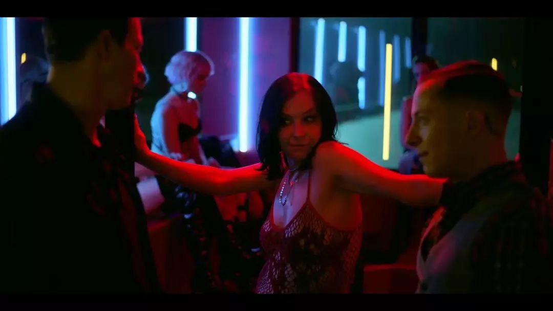 在这部电影中，满屏充满了欲望，在第一集就弄死了女主