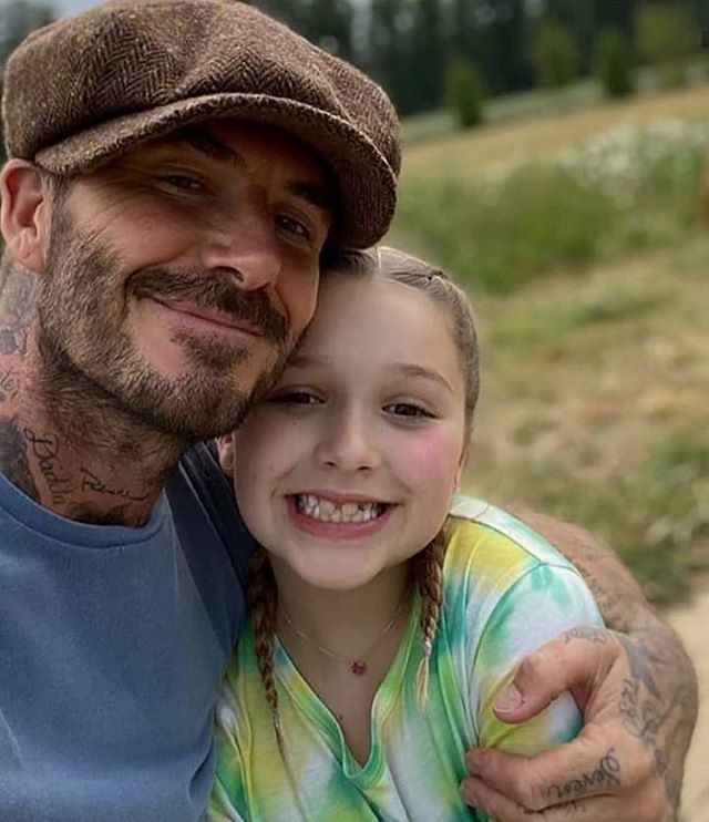 贝克汉姆教女儿写汉字，父女同穿中国红，小七光脚丫写“七”超萌