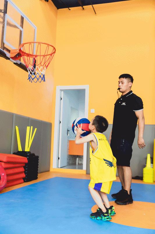 万达附近室内篮球班,万达金街二楼儿童篮球