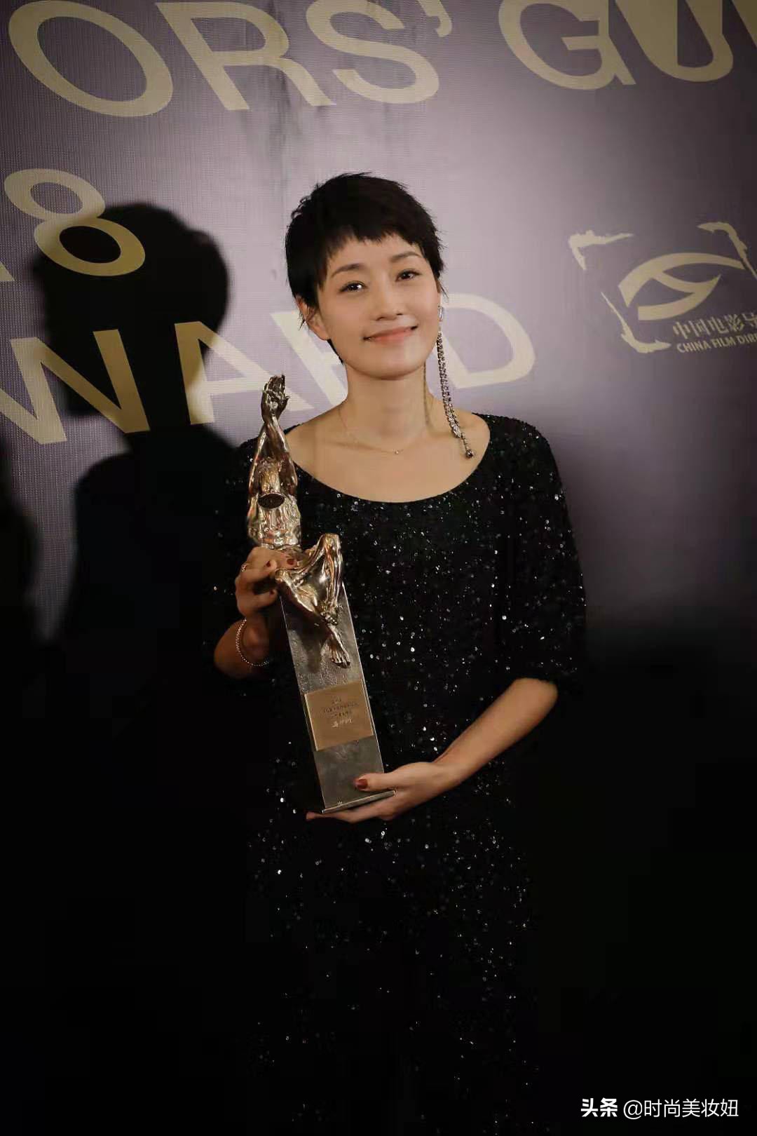 马伊琍终于换风格,马伊琍最新穿搭羽绒坎肩图片