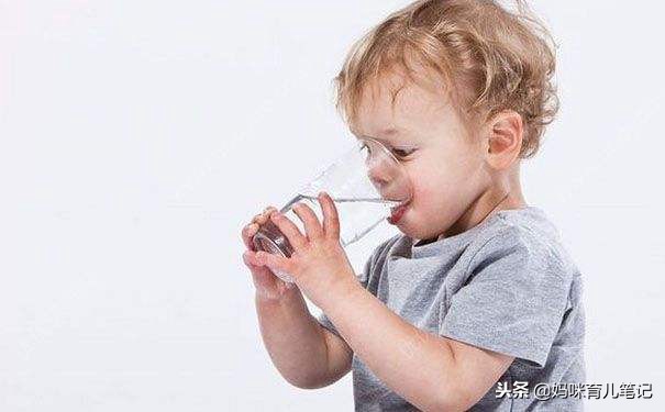 上火时应该小口喝水和大量喝水,宝宝上火不爱喝水煮什么水喝