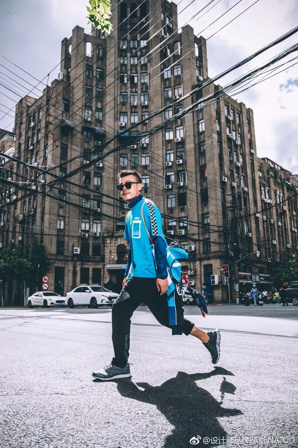 中国人只会跟风买名牌？80后女孩用旧衣改造成潮牌，燃炸上海滩