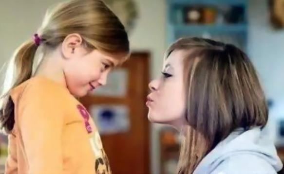 睡觉夹腿被妈妈训斥，女孩夹腿是为什么？家有女儿的要了解