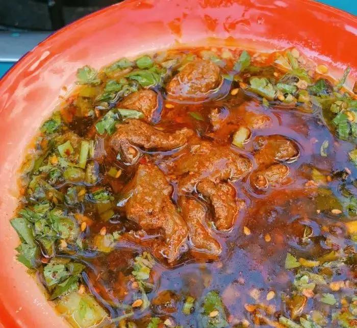 终于被我吃到了！这一锅90年代的麻辣烫，才是咱老成都挂念的市井味啊！