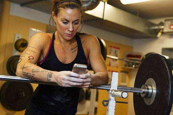 健身房玩手机的人,健身房无规律健身有用么