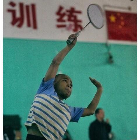 11年前,浙江农村奶奶收养了一个黑人小孩巴比,后来他怎么样了?