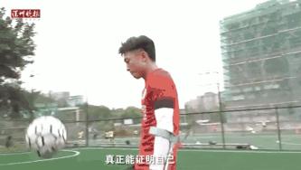 广东一独腿小伙拄双拐飞奔射门,独腿男子拄拐踢球