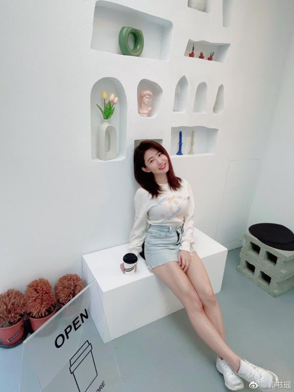 郭书瑶综艺身材曝光,郭书瑶深夜晒自拍女星